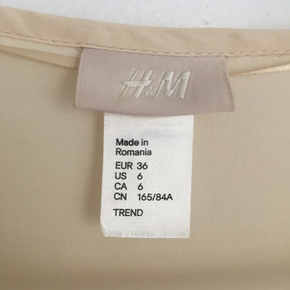 💥3/$25 H&M Cream Ruffle Dress With Pockets Size 6 - Picture 4 of 9